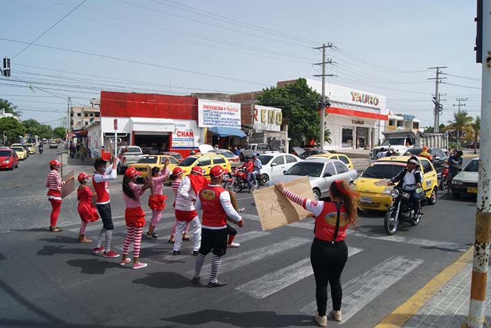 Los líderes de la jornada salieron a la avenida del Progreso a motivar a las personas para que se acercaran a donar sangre.