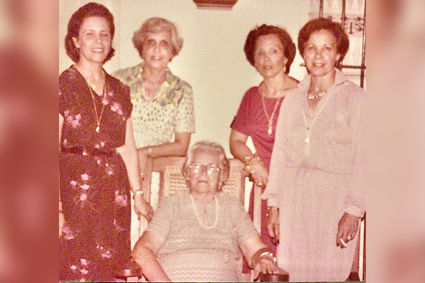 Mama Rosa, con sus hijas, mi tía Rosita, Alicia, Inés y Pepo. 