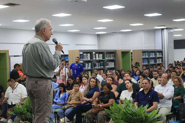 El fundador del partido Centro Democrático, hablándole a sus simpatizantes en la Ucc, Santa Marta. Foto derechos reservados EL INFORMADOR