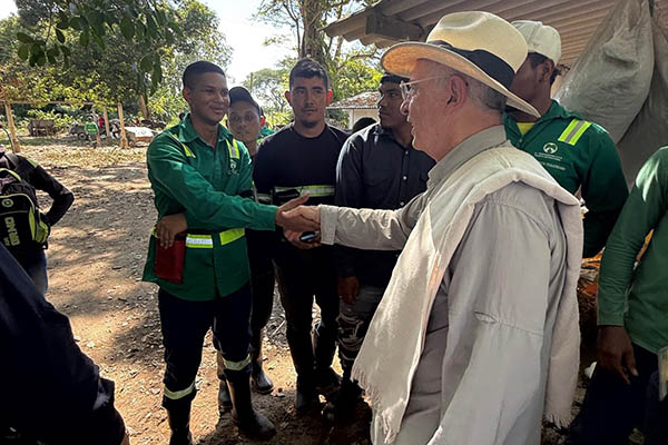El expresidente Uribe se reunió con gremios trabajadores en Fundación, Magdalena. Foto @AlvaroUribeVel en X