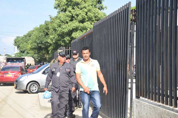 Uno de los detenidos, era conducido a las instalaciones de la URI, muy temprano en la mañana de ayer.