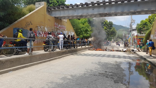 Comunidad Quema Llantas Y Bloquea Puente De Bastidas En Santa Marta