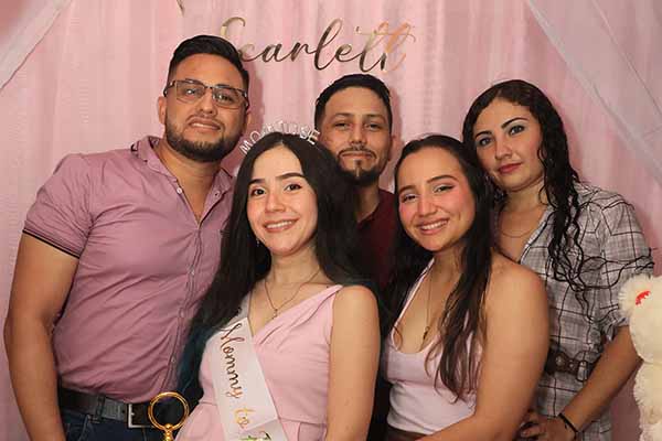 Los futuros padres compartieron con los tíos de Scarlette: Bryan Fawcett, Karen Palacios y Marianeld Fawcett.