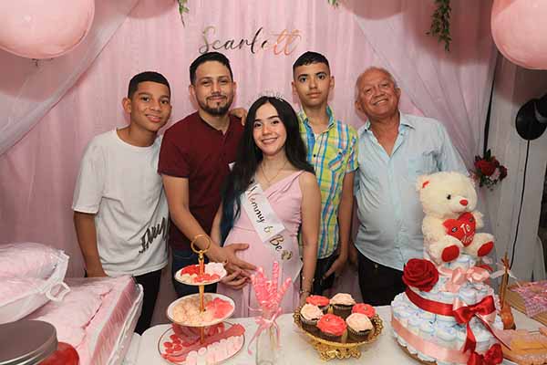 Juan Andrés Fawcett y Helen Palacios junto al abuelo Nelson Fawcett y los primos Yeico Felipe Pardo y Juan José.