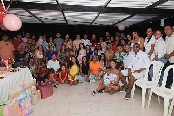 Familiares y seres queridos acompañaron a Juan Andrés Fawcett y Helen Palacios durante la celebración del baby shower de Scarlette Fawcett Palacios, en una jornada llena de alegría y unión familiar.