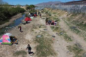 Familias de migrantes permanecen en carpas improvisadas en las inmediaciones de la frontera con Estados Unidos.