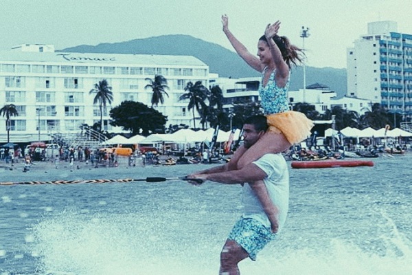 Pareja demostrando sus  habilidades en esquí  acuático durante las ce- lebraciones de la Fiesta  del Mar en Santa Marta. 