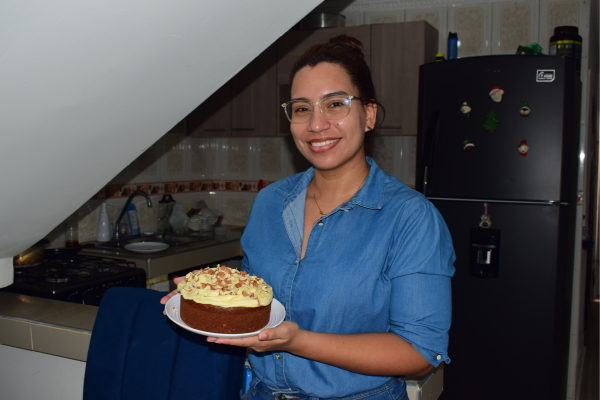 Jennifer Romero es auxiliar de enfermería de profesión, y ha logrado balancear su hobby con la repostería con algunos samarios. 