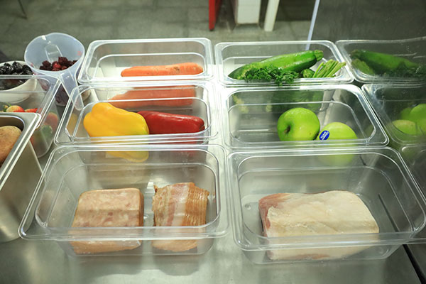 Vegetales, frutas y cortes de carne organizados en bandejas, listos para el proceso de preparación en la cocina. Foto Derechos Reservados EL INFORMADOR