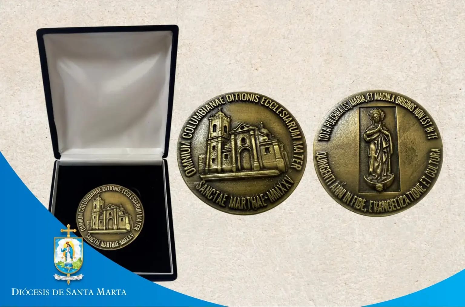La Diócesis de Santa Marta presentó la Medalla Conmemorativa por los 500 años de la ciudad, como un símbolo de gratitud a Dios y a quienes han forjado su historia. La pieza, de doble cara, muestra en un lado la fachada de la Catedral Basílica de San Miguel y El Sagrario, rodeada de inscripciones en latín que la reconocen como la madre de todas las jurisdicciones eclesiásticas de Colombia. En el reverso, luce la imagen de la Virgen Inmaculada, considerada la más antigua de la ciudad y de la diócesis.
