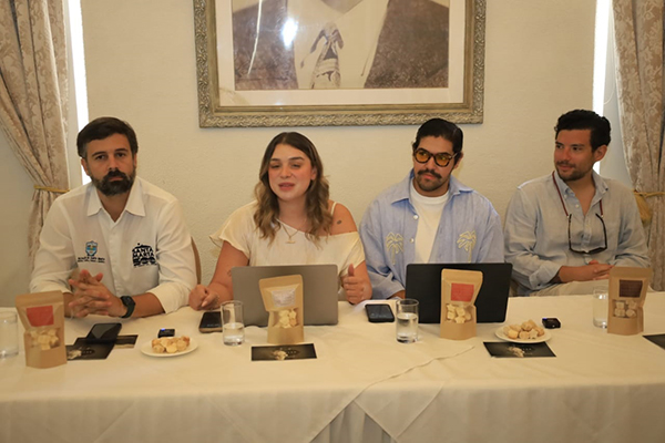 El 25 de julio de 2025, en el marco de la celebración de los 500 años de Santa Marta, la ciudad fue escenario de un hecho histórico para la moda en Colombia: la primera pasarela oficial de Colombiamoda realizada fuera de Medellín en sus 37 años de trayectoria. La pasarela de preapertura se llevó a cabo en el exclusivo Hotel Perla Roca, un hotel boutique frente al mar que combina el legado histórico samario con un diseño contemporáneo. El evento consolidó a Santa Marta no solo como un destino turístico y cultural, sino también como un referente emergente en la industria de la moda nacional.