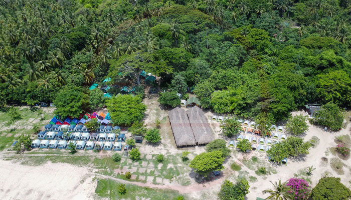 Esta playa cuenta con zonas de camping y alquiler de hamacas. Esta playa se comunica con otras playas por senderos rodeados de frondosa vegetación. Esta playa cuenta con zonas de camping y alquiler de hamacas. Esta playa se comunica con otras playas por senderos rodeados de frondosa vegetación.