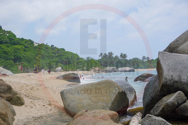 Formaciones rocosas que convierten al mar en una piscina gigante. Formaciones rocosas que convierten al mar en una piscina gigante.