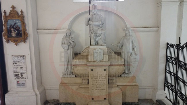 Monumento en el que descansan las cenizas del fundador de Santa Marta, don Rodrigo de Bastidas, en la Catedral Basílica Menor de Santa Marta. Monumento en el que descansan las cenizas del fundador de Santa Marta, don Rodrigo de Bastidas, en la Catedral Basílica Menor de Santa Marta.