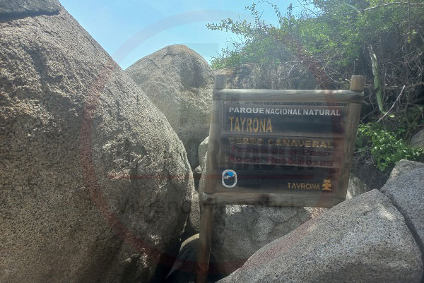 En Playa Cañaveral se disfruta de la presencia de grandes rocas que se encuentran a su alrededor, en donde es posible ver cangrejos y caracoles.