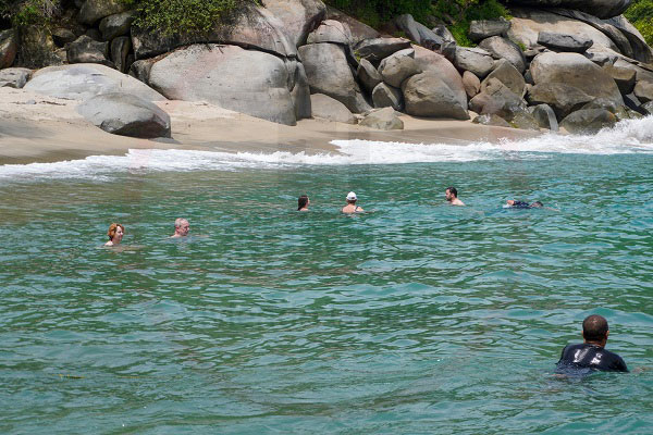 Esta playa cuenta con instrucciones respecto a los lugares donde los turistas y visitantes pueden correr riesgos, recomendamos acatar todas las recomendaciones del guía turístico y de los guardaparques.