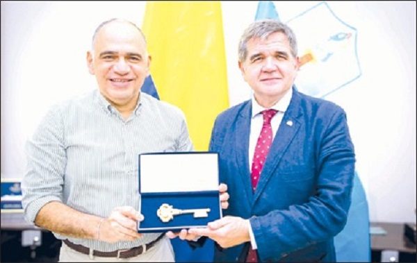 Carlos Pinedo Cuello, alcalde de Santa Marta entregando las llaves de la ciudad al embajador de España en Colombia Joaquín de Arístegui. Foto Alcaldía de Santa Marta.