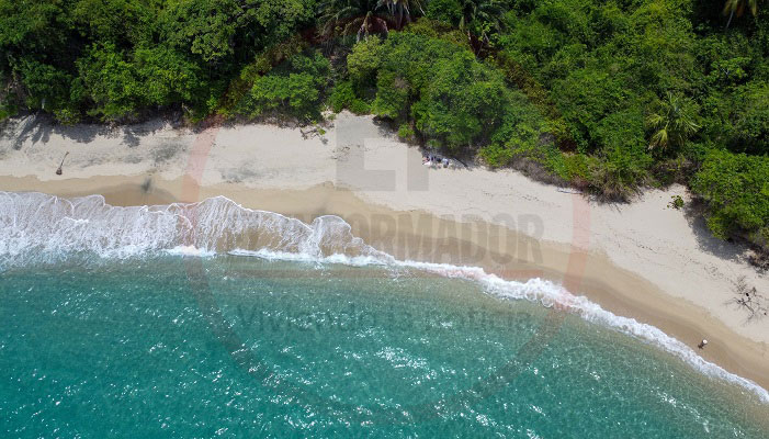 Debido a su ubicación, Boca del Saco es menos visitada que otras playas del Parque, lo que la convierte en el sitio ideal para quienes buscan privacidad y contacto con la naturaleza sin distracciones.