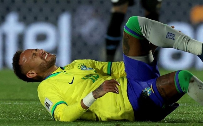 Uruguay le da un nuevo golpe a Brasil, que sufre por Neymar