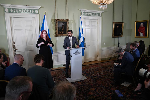 El independentista Humza Yousaf durante la rueda de prensa ofrecida este lunes, para anunciar su renuncia como ministro principal de Escocia.