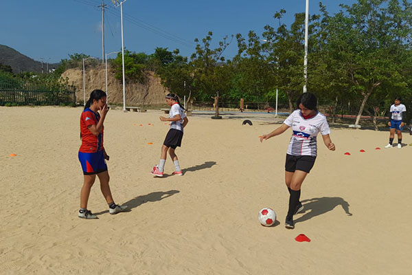 En el Día Internacional del Fútbol Femenino, destacamos la labor de Rocío Ponce. Ella lucha por el desarrollo de futbolistas en el Magdalena, brindándoles oportunidades y alejándolas de riesgos.