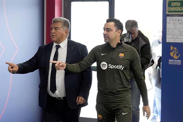 Joan Laporta, y el técnico Xavi Hernández a quien el Barcelona ha comunicado este viernes que no seguirá la próxima temporada al frente del equipo.