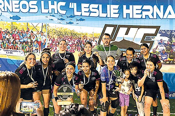 Equipo de fútbol siete femenino ‘Galácticas’, celebrando por haber conseguido el título del campeonato local ‘LHC’.