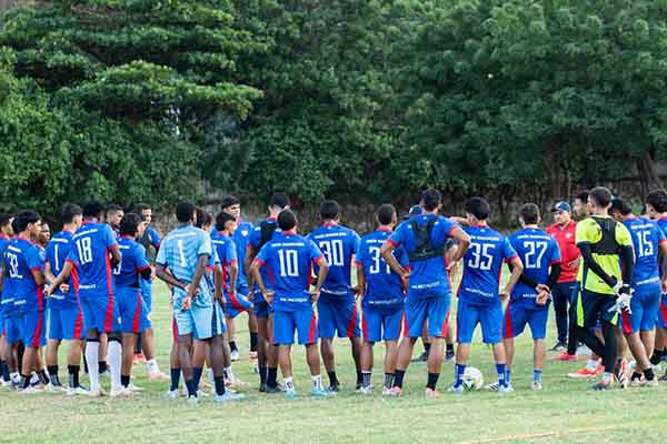 Juveniles del Unión Magdalena en compañía de jugadores que se encuentran en periodo de prueba para ingresar al equipo. Foto tomada de Unión Magdalena SA en Facebook 