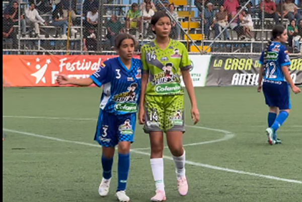 Jugadora de Taganga FC, en marcaje con una jugadora del equipo rival. Foto cortesía Taganga FC /CD los Paisitas Jugadora de Taganga FC, en marcaje con una jugadora del equipo rival. Foto cortesía Taganga FC /CD los Paisitas