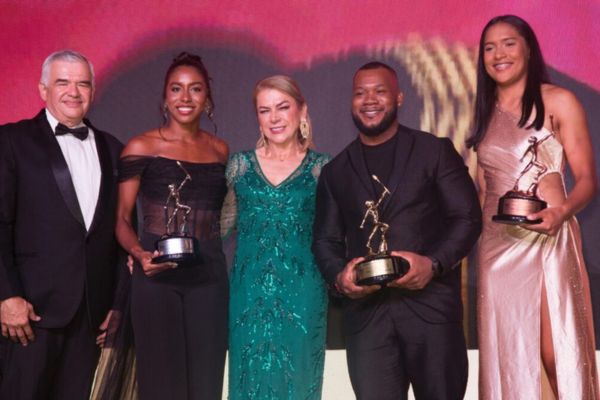 Natalia Linares, Yeison Rueda y Stefany Cuadrado, deportistas olímpicos colombianos recibiendo sus distinciones en los Premios Altius 2026. Foto Comité Olímpico Colombiano 