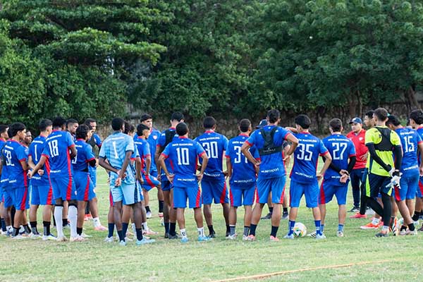 Jugadores del Unión Magdalena recibiendo instrucciones del técnico Carlos Silva. Foto Unión Magdalena SA en Facebook 