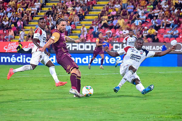 Jugadores del Independiente Medellín, enfrentándose a jugadores del Tolima. Foto Dimayor 