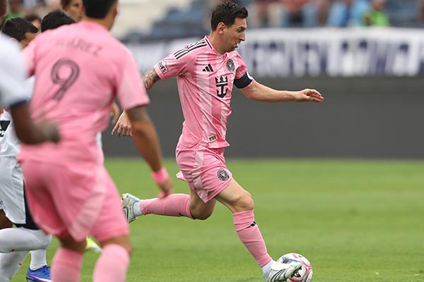 Lionel Messi, máximo ídolo del futbol mundial controlando un balón mientras su compañero Luis Suarez lo observa a la distancia. Foto EFE 