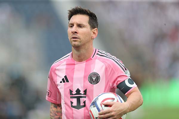 : Lionel Messi toma el balón en medio de un partido de exhibición. Foto EFE