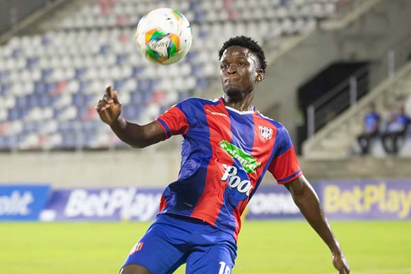 Freddy Molina, Jugador del Unión, a punto de rematar un balón en el partido anterior. Foto Unión Magdalena SA en Facebook