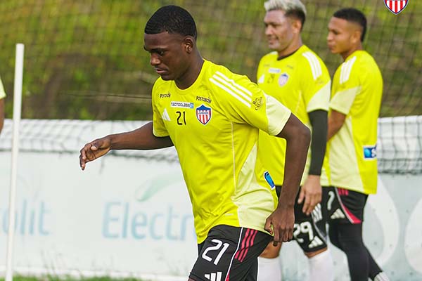 Joel Canchimbo, delantero del Junior de Barranquilla; en el fondo, Teófilo Gutiérrez y Cristian Barrios. Foto tomada de Junior Club SA en Facebook 