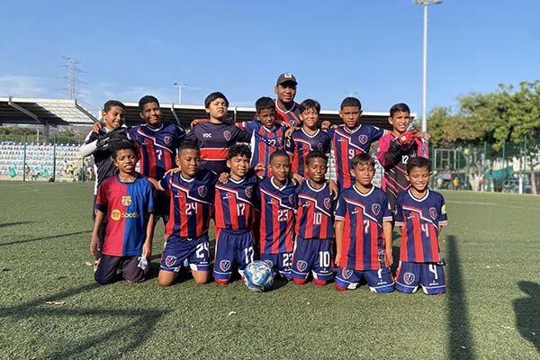 Niños del Club FDC de la categoría sub 11 con su entrenador antes de iniciar el encuentro. Foto FDC