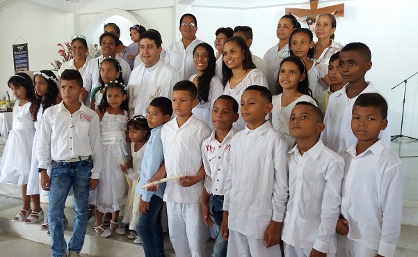 Alrededor de 18 niños pertenecientes a los comedores del barrio los Fundadores y Murallas del Pando, en donde la Fundación Pepe Vives De Andréis realiza labor social, fueron acompañados por sus padres y familiares más cercanos para recibir el sagrado sacramento del bautismo.