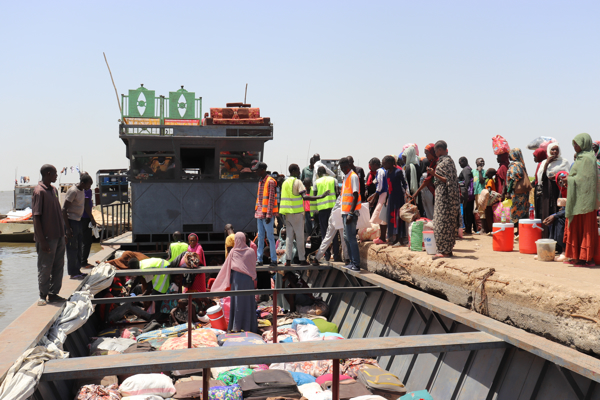 Barco en el puerto de Renk, con el equipaje de cerca de 600 sursudaneses que huyen de la guerra en Sudán.
