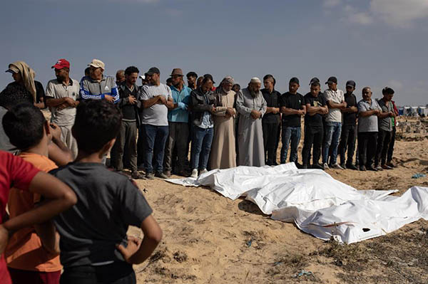 Los palestinos rezan frente a los cuerpos de sus familiares en el campamento de Khan Yunis, en el sur de la Franja de Gaza.