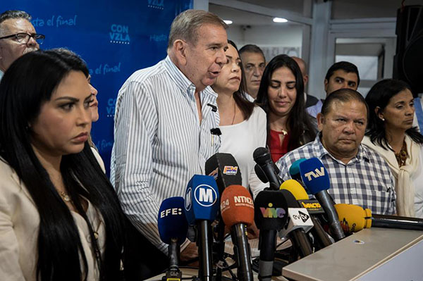 El candidato Edmundo Gonzales junto a la líder María Corina Machado durante una rueda de prensa en Caracas.