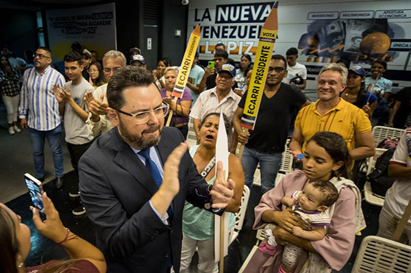 El candidato opositor de Venezuela, Antonio Ecarri, habla durante una rueda de prensa acompañado de simpatizantes en Caracas. Foto EFE