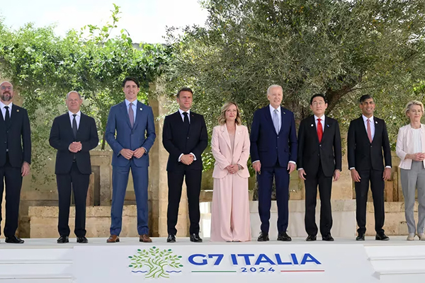 Cumbre del G7 donde países con los mismos objetivos estratégicos se reúnen para debatir asuntos  políticos y económicos.