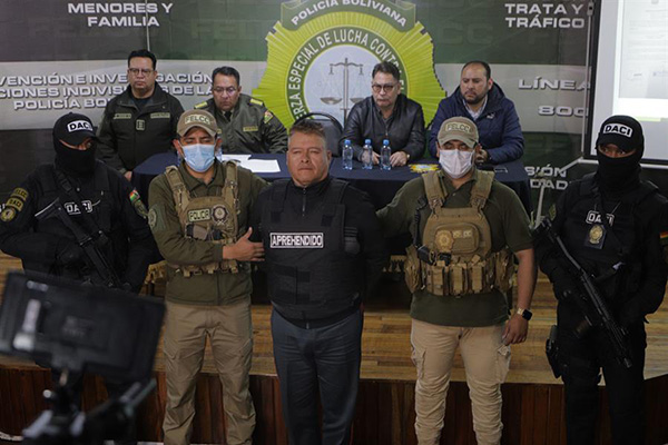 El destituido jefe militar del Ejército de Bolivia, Juan José Zúñiga es presentado en dependencias de la Fuerza Especial de Lucha Contra el Crimen en La Paz.