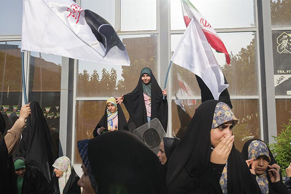 Un grupo de jóvenes participa en un mitin electoral del candidato a la presidencia iraní Mohamad Baqer Qalibaf en Teherán