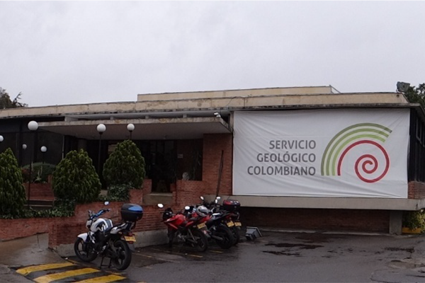 El Servicio Geológico Colombiano (SGC) actualmente no descarta la posibilidad de que continúen estas emisiones intermitentes y pulsátiles de gases y cenizas