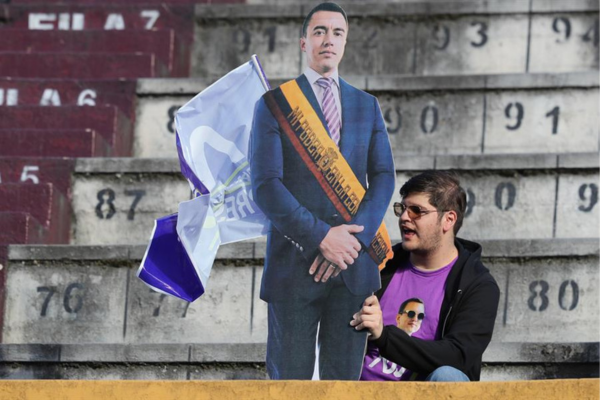 Un simpatizante sostiene una imagen del presidente y candidato a la presidencia de Ecuador, Rafael Noboa, durante un evento de cierre de campaña este jueves, en la plaza de toros en Quito (Ecuador). Noboa cerró su campaña electoral sin delegar el cargo en su vicepresidenta Verónica Abad, con quien está enfrentado, pese a la reciente sentencia de la Corte Constitucional que indicaba que ella debe ser quien reemplace al jefe de Estado en caso de ausencia. EFE/ Jose Jacome