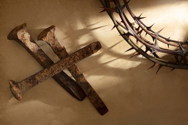 Los clavos y la corona de espinas que lesionaron su cuerpo, añadieron un dolor difícil de imaginar al suplicio de Cristo en la Cruz. (Foto: Freepik).