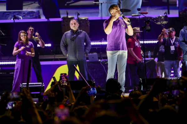 “Las elecciones más importantes”: Novoa El presidente de Ecuador y candidato a la reelección, Daniel Noboa, habla durante el evento de cierre de campaña este miércoles en Quito (Ecuador). Noboa aseguró que la segunda vuelta de las elecciones presidenciales, que tendrá lugar este domingo con la correísta Luisa González como su rival, es "la votación más importante de la historia de Ecuador". (Foto EFE/ Gianna Benalcázar)