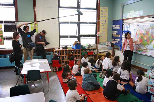 Las escuelas dan cada vez más importancia al estudio del idioma chino. Se escogió el 20 de abril para la lengua china en homenaje a Cang Jie, figura mítica que se piensa que inventó los caracteres chinos hace unos 5.000 años y para celebrar el Día de la Lengua China en la sede de la ONU en Nueva York se suelen hacer talleres de caligrafía china, demostraciones de artes marciales e interpretación de música tradicional china.